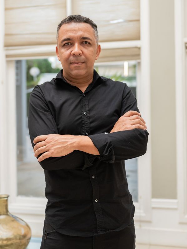 Douglas Moraes curado da anedonia, ajudando as pessoas a romperem o ciclo vicioso de uma dopamina manipulada, também como mentor de transformação pessoal. 