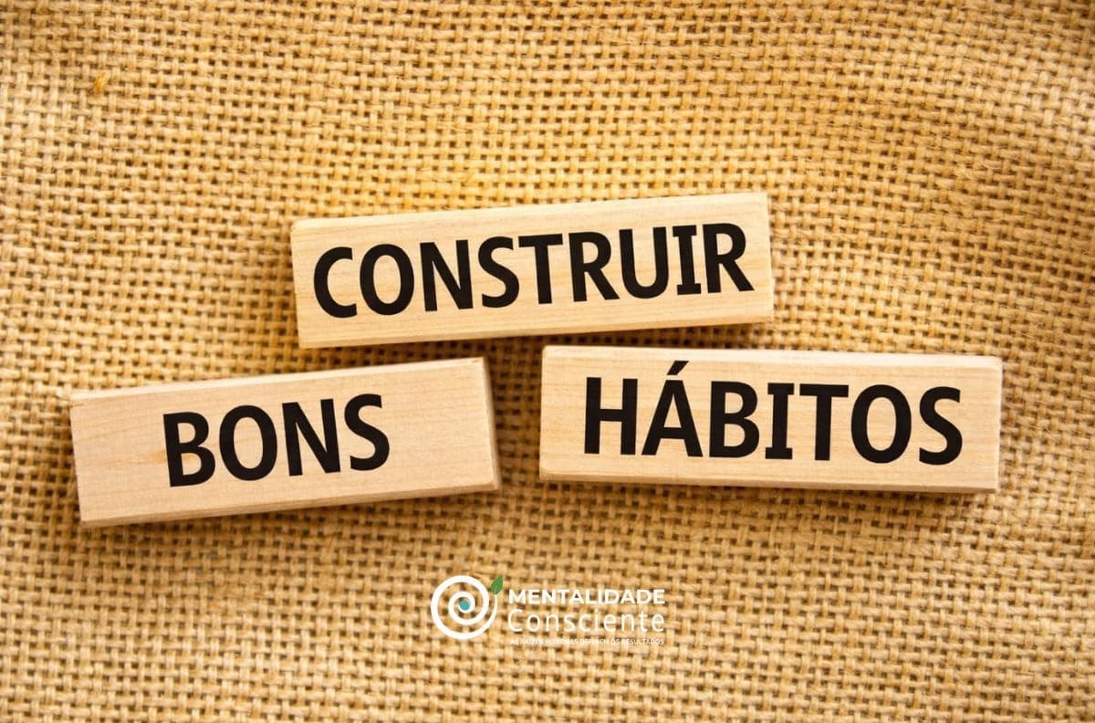 Imagem ilustrativa sobre a construção de bons hábitos conscientes, representando disciplina, constância e fortalecimento da mente. No Portal Mentalidade Consciente, Douglas Moraes ensina como substituir padrões automáticos de procrastinação por hábitos que geram foco, clareza mental e liberdade emocional.