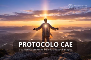 homem de braços abertos no topo da montanha ao nascer do sol representando despertar espiritual e propósito de vida no Protocolo CAE.