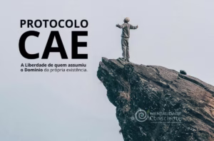 Homem em pé no topo de uma montanha simbolizando liberdade, domínio pessoal e transformação através do Protocolo CAE (Corpo, Alma, Espírito)